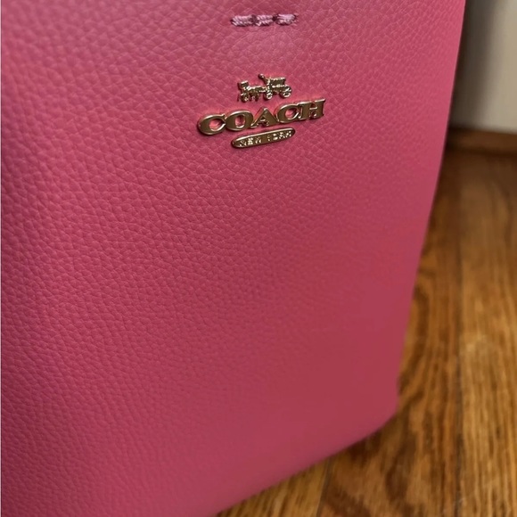 NWT New Coach Small Town Bucket Bag Strawberry Haze - Picture 2 of 10